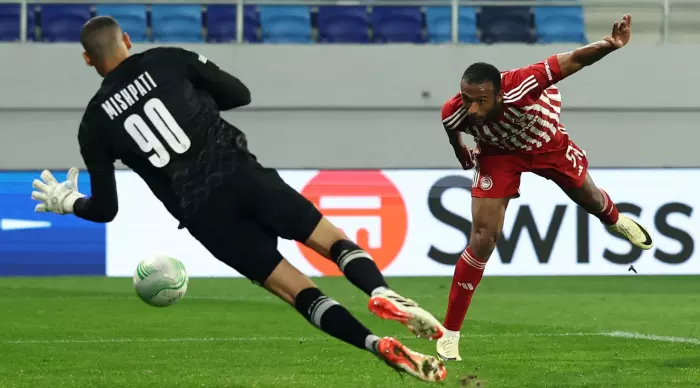 Ayoub El Kaabi in front of Roi Mishfati (Reuters)