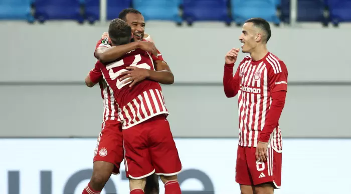 Olympiakos players celebrate (Reuters)