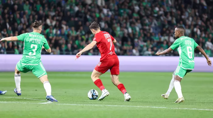 Omri Altman prepares to kick (Shahar Gross)