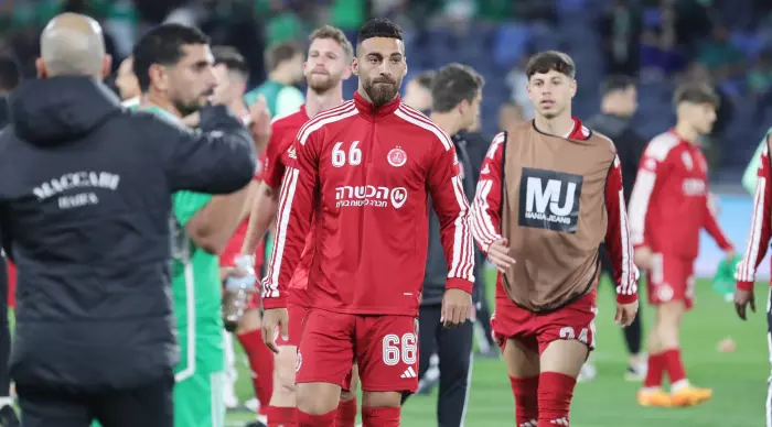 Hapoel Tel Aviv players at the end of the game (Omari Stein)