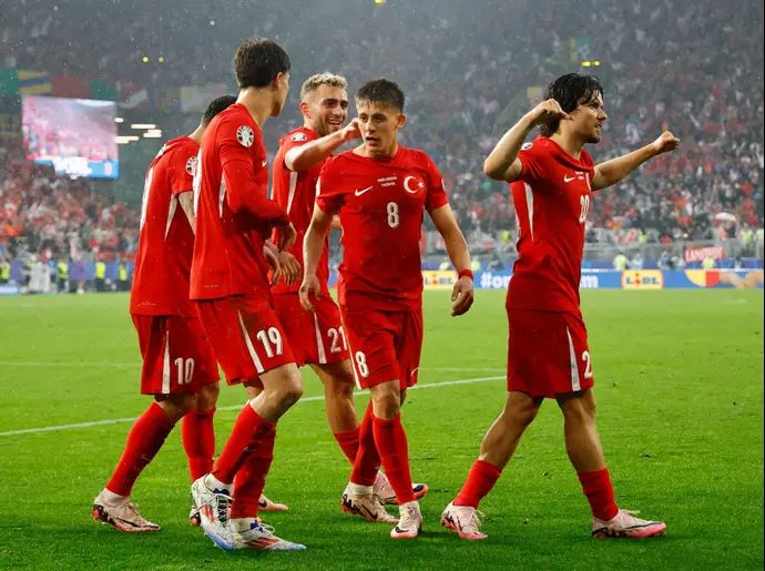 Arda Guler celebrates with the players of the Turkish national team