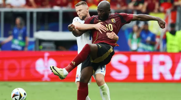 Romelu Lukaku in a fight with Milan Skriniar (Reuters)