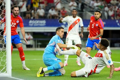 Paulo Guerrero (right) in front of goalkeeper Claudio Bravo, tonight