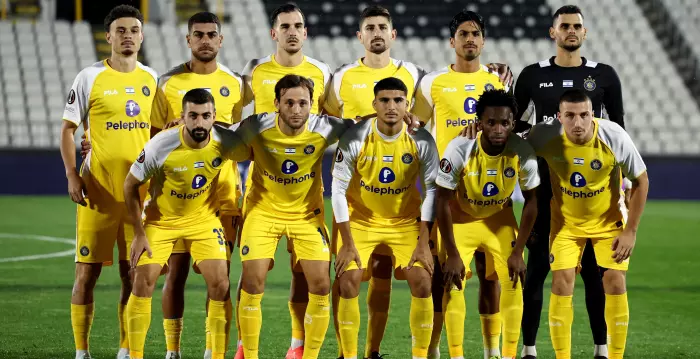 Maccabi Tel Aviv players going up to the field (Reuters)