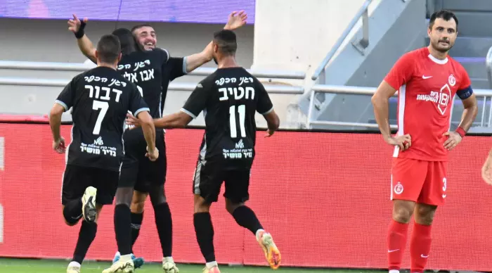 Kfar Kasem players celebrate (Reuven Schwartz)