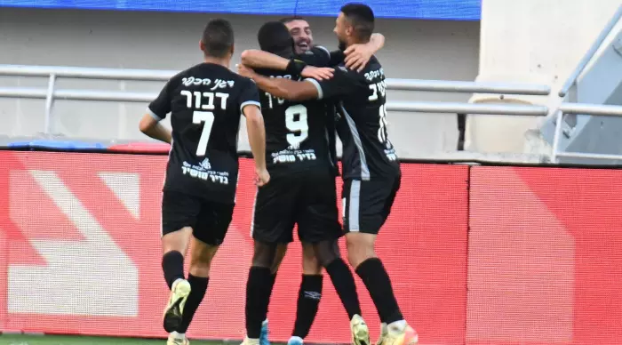 Kfar Kasem players celebrate (Reuven Schwartz)