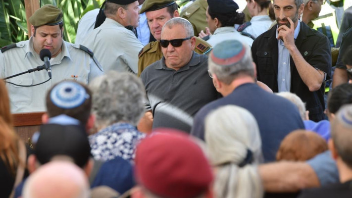 Gadi Eisenkot at his son's funeral (Photo: Avshalom Sassooni)