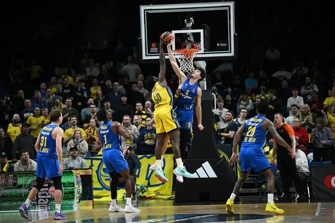 Maccabi Tel Aviv player Roman Sorkin blocks Alba Berlin player Terbion Williams