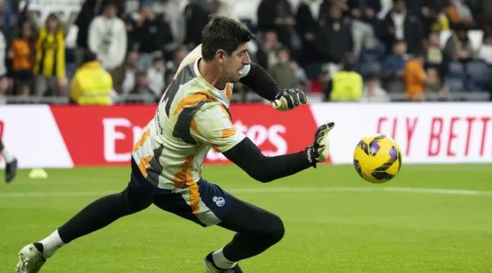 Thibaut Courtois warming up (La Liga)