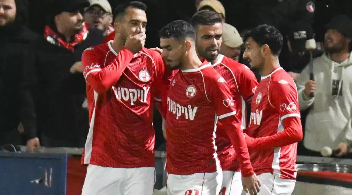 Zahi Ahmed and Hapoel Beer Sheva players celebrate (Reuven Schwartz)