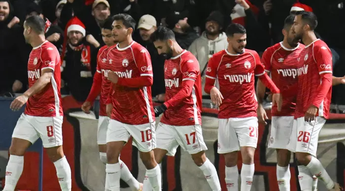 Zahi Ahmed and Hapoel Beer Sheva players celebrate (Reuven Schwartz)