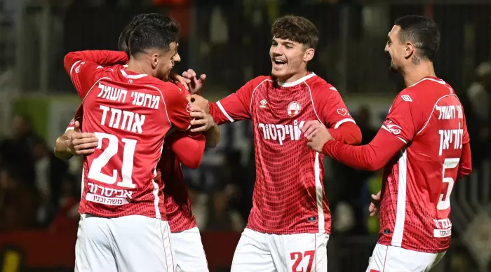 Hapoel Beer Sheva players celebrate with Antonio Sefer (Reuven Schwartz)