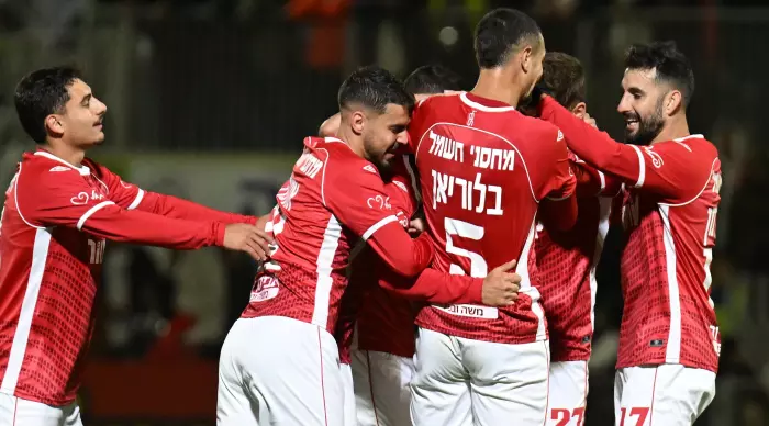 Hapoel Beer Sheva players celebrate with Antonio Sefer (Reuven Schwartz)