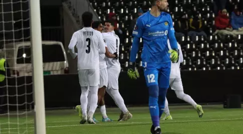 Maccabi Tel Aviv players are celebrating (the official website of Maccabi & Qout; a)